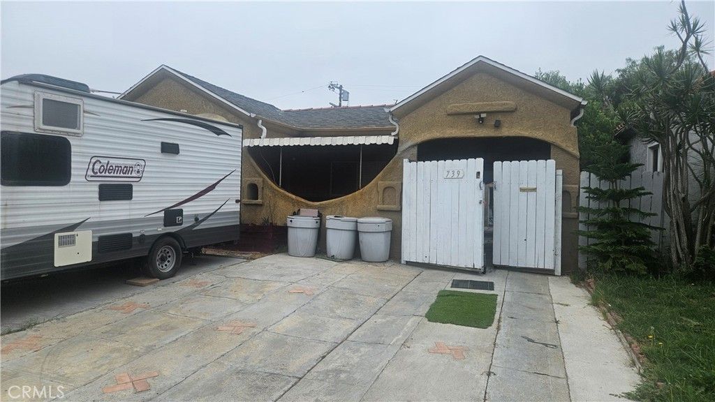 Photo of 739 W 102nd St, Los Angeles, CA 90044 (MLS # SR25220777)