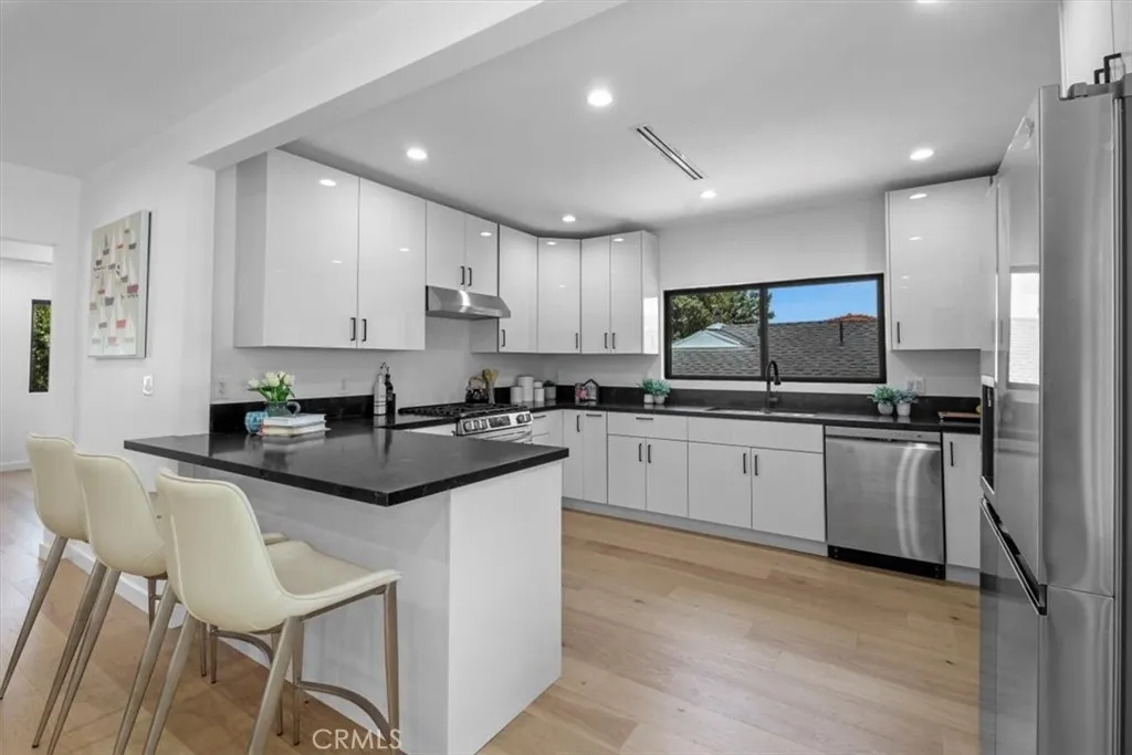 Tarzana, California 91356, United States, 3 Bedrooms Bedrooms, ,2 BathroomsBathrooms,Residential,Active,80743