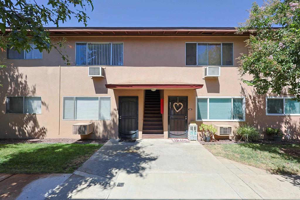 UPSTAIRS UNIT WITH 1 COVERED CARPORT AREA. 2 BEDROOMS AND 1 BATH. COMMUNITY LAUNDRY. HOA COVERS WATER, TRASH, SEWER. GREAT POOL AND SPA, CLOSE TO SHOPPING AND SCHOOLS.