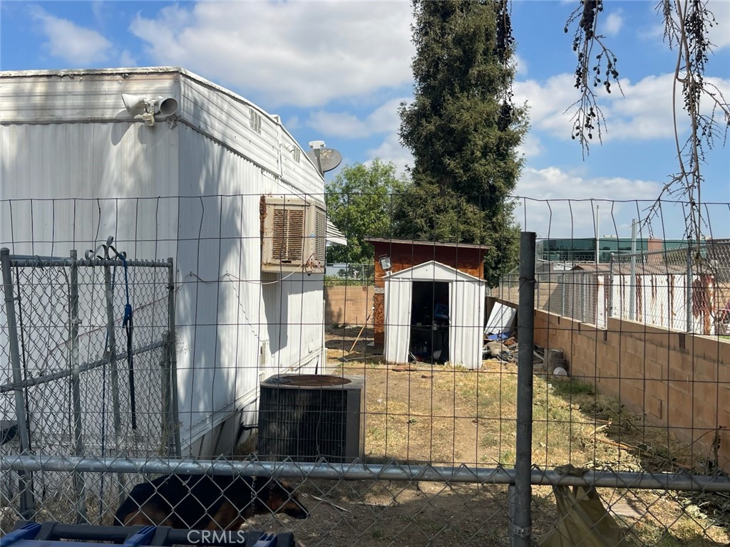 Double Wide Mobil home with a huge yard in a culdesac. Diamond in the Rough. Hurry wont last.