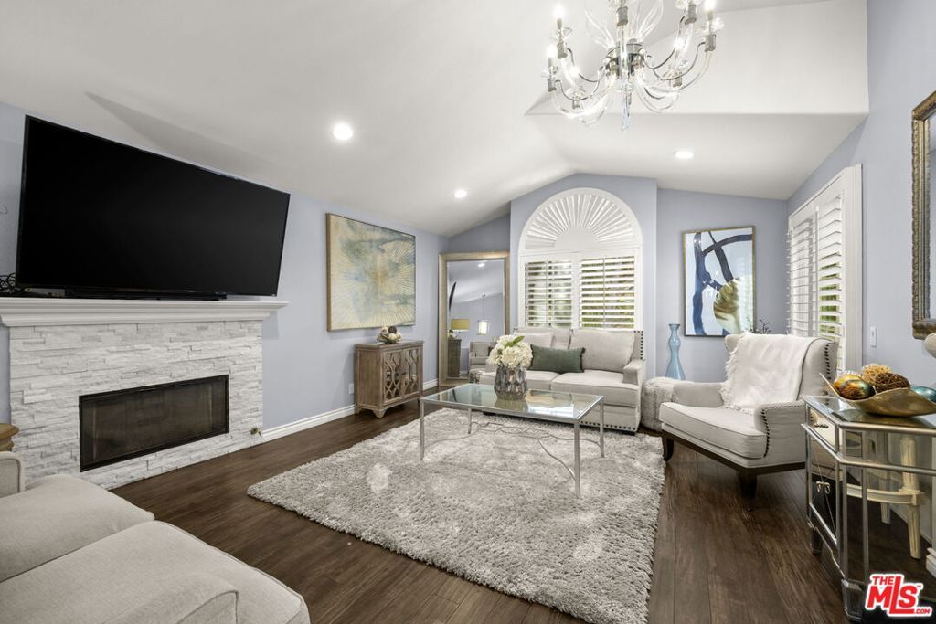 Photo of 22210 Wildwood Place, Chatsworth, CA 91311 (MLS # 25584941)