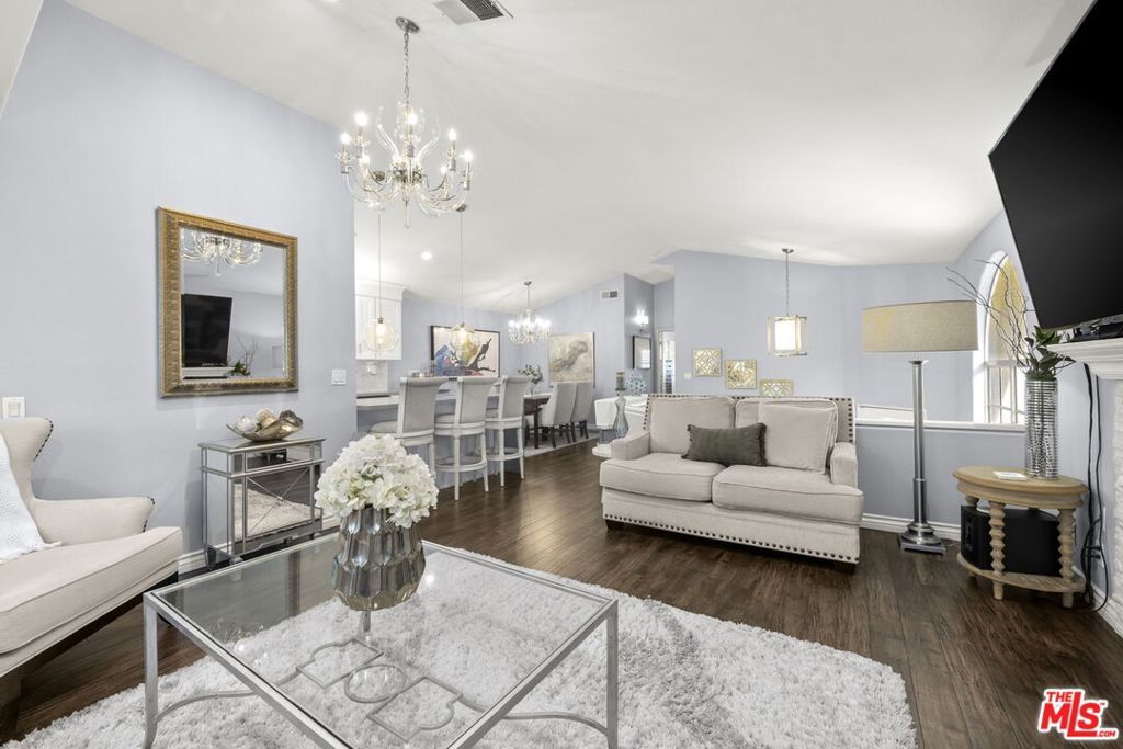 Photo of 22210 Wildwood Place, Chatsworth, CA 91311 (MLS # 25584941)
