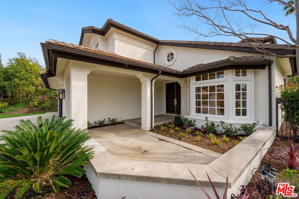 Photo of 18500 Saint Moritz Drive, Tarzana, CA 91356 (MLS # 26671311)