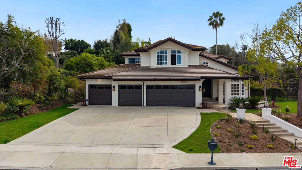 Photo of 18500 Saint Moritz Drive, Tarzana, CA 91356 (MLS # 26671311)