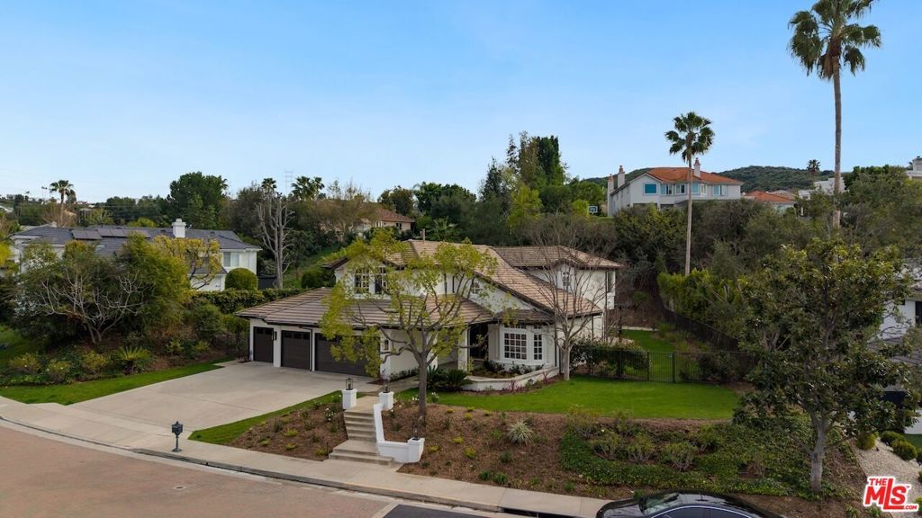 Photo of 18500 Saint Moritz Drive, Tarzana, CA 91356 (MLS # 26671311)