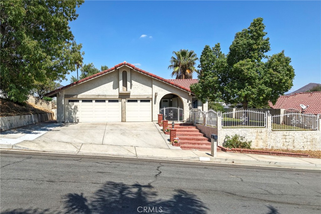 Welcome to 6557 Avenida Michaelinda, a charming and upgraded single-story home in the heart of Jurupa Valley. This 3-bedroom, 2-bathroom property offers a perfect blend of comfort and style, featuring a beautifully upgraded kitchen with newer finishes and plenty of counter space.
Step inside to find a spacious layout with a bright and inviting dining area and cozy bedrooms designed for relaxation. The home’s exterior is just as impressive. Enjoy a lovely front porch, a private courtyard, and a sparkling above ground swimming pool perfect for entertaining or unwinding on warm California days.
The backyard patio provides an ideal space for gatherings, barbecues, or simply soaking up the sun. Whether you’re hosting friends or enjoying a quiet evening, this home delivers a great balance of indoor and outdoor living.
Don’t miss the chance to make this upgraded home with a pool yours!