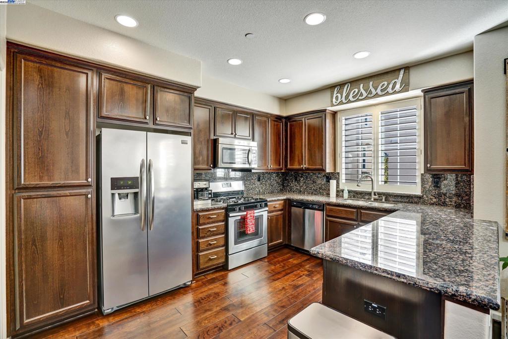 MONTAGE - Residential