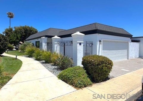 Photo of 7 Gingertree LN LN, Coronado, CA 92118 (MLS # 260016016SD)