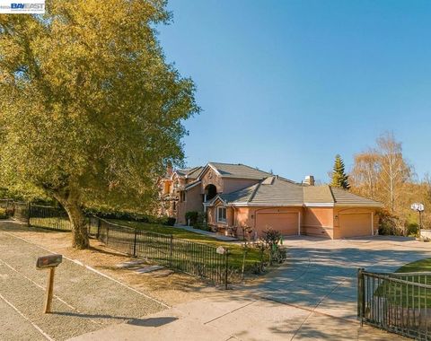 Photo of 12800 12800 Clausen Ct Ct, Los Altos Hills, CA 94022 (MLS # 41124245)