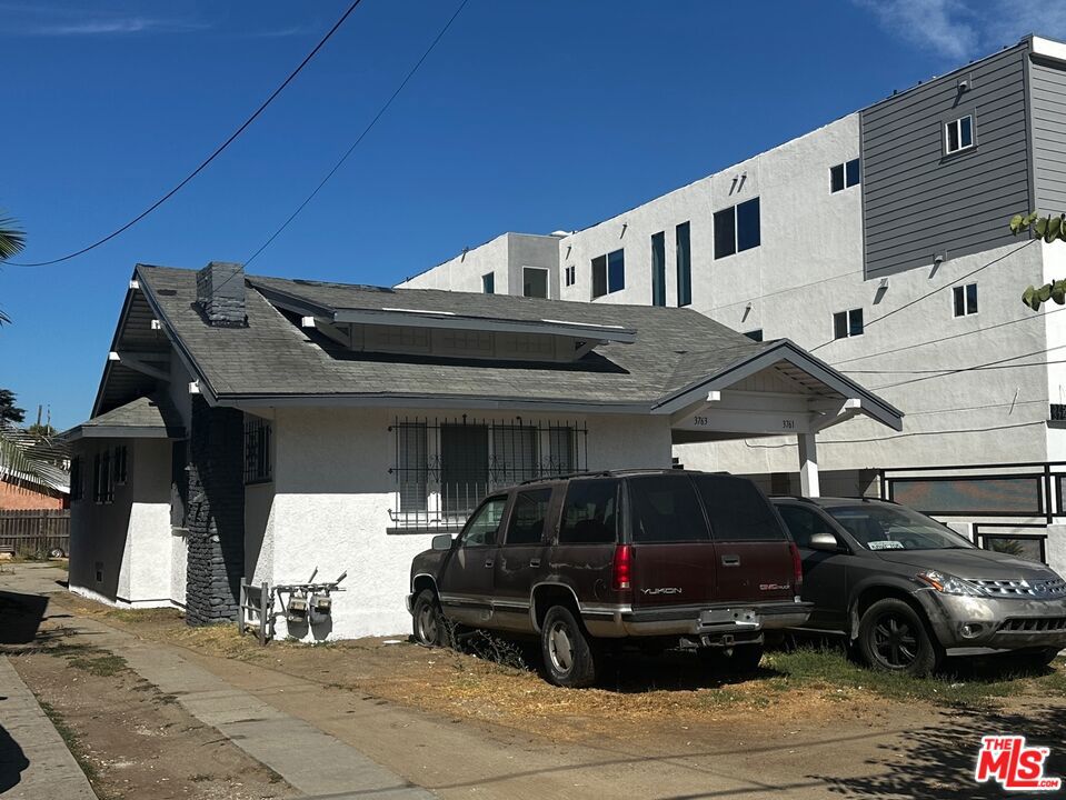 Fantastic investment opportunity near USC! This 2-unit property features strong upside with the potential to build an ADU in the rear. One unit is currently vacant and has been beautifully remodeled from top to bottom, offering an ideal move-in option or premium rental income.