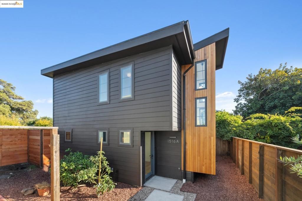 Photo of 1516 Blake St St, Berkeley, CA 94703 (MLS # 41115508)