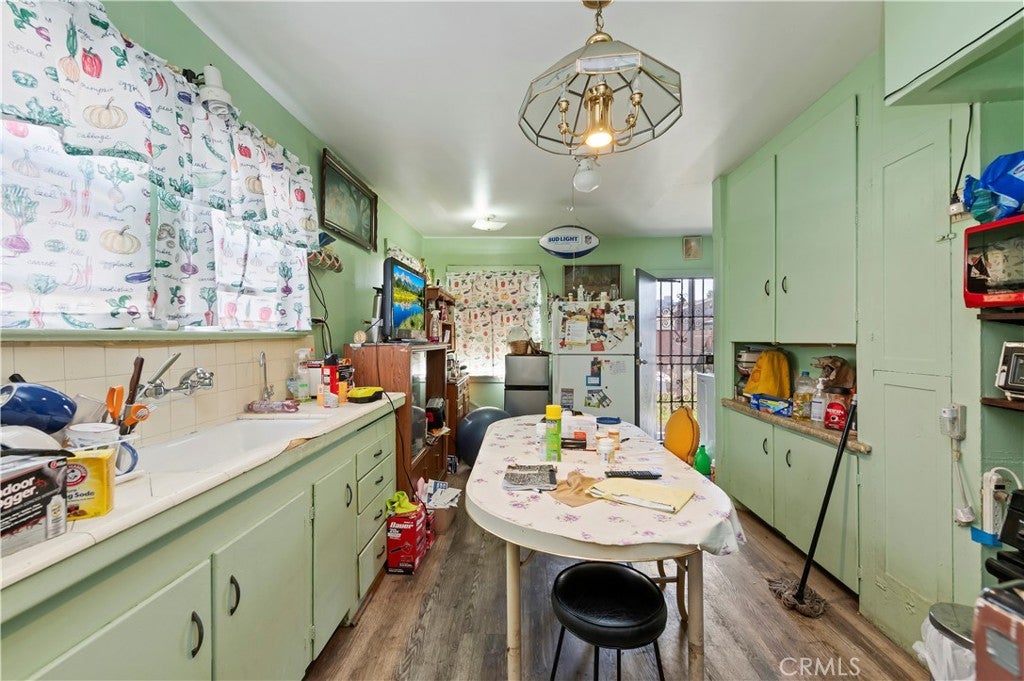 1438 W 70th
