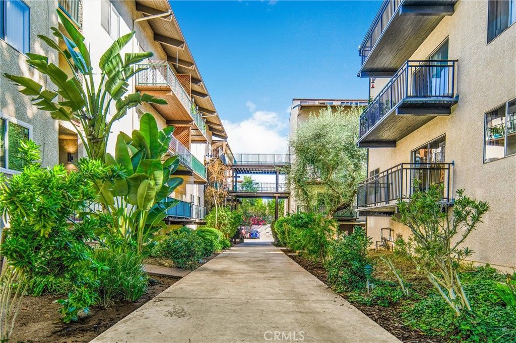 Photo of 5460 White Oak #F303, Encino, CA 91316 (MLS # SR25279058)