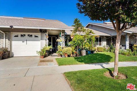 Photo of 26856 Avenue Of The Oaks, Newhall, CA 91321 (MLS # 26835173)