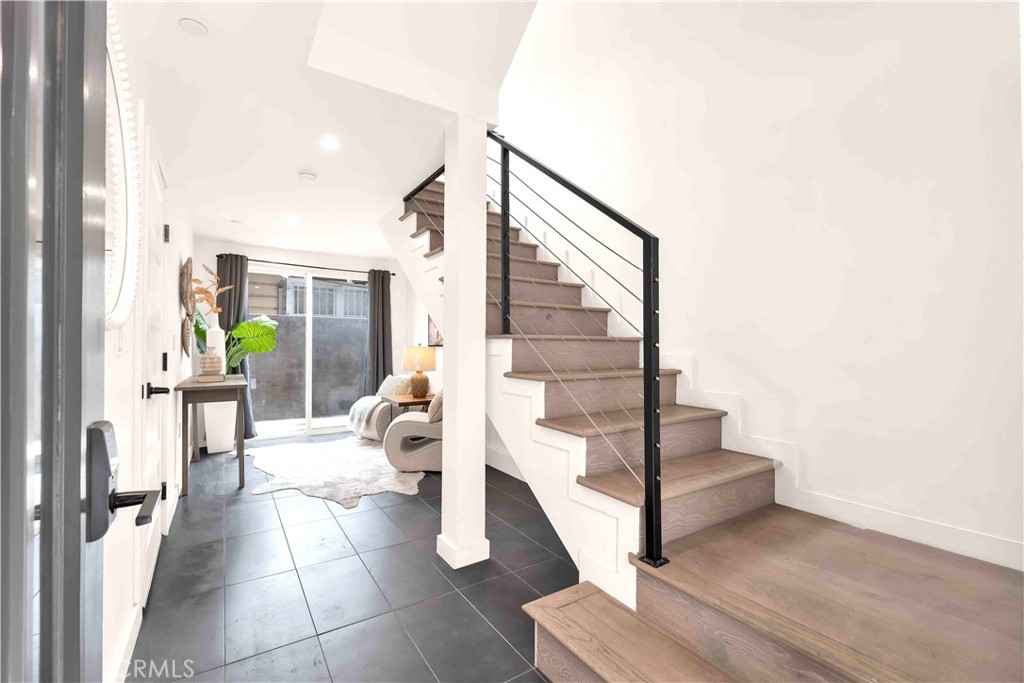 1/2 N Manhattan Place