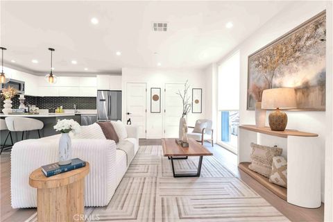 113 1/2 N Manhattan Place Los Angeles CA 90004