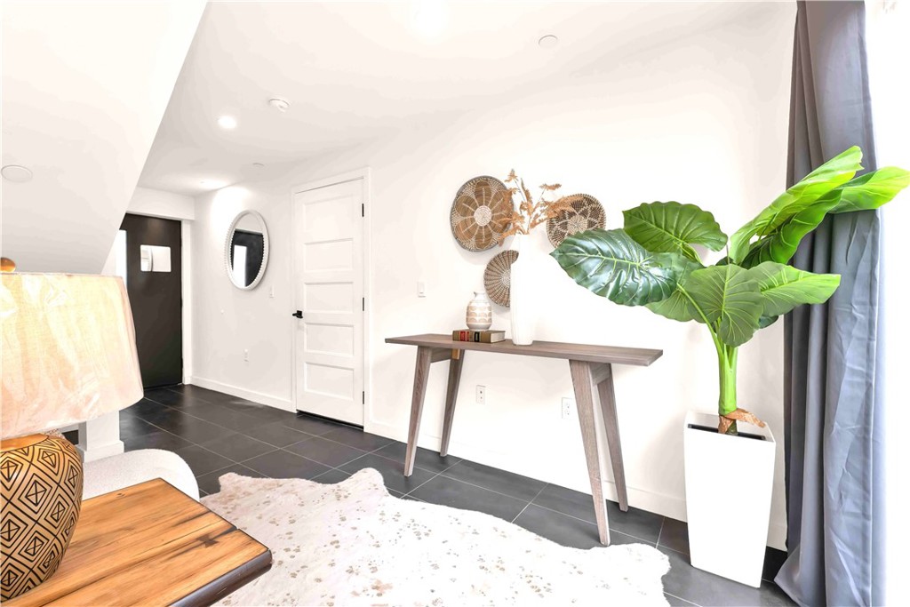 1/2 N Manhattan Place