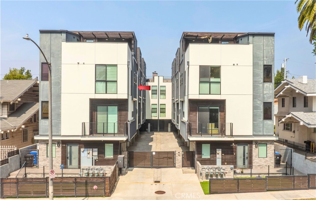 1/2 N Manhattan Place