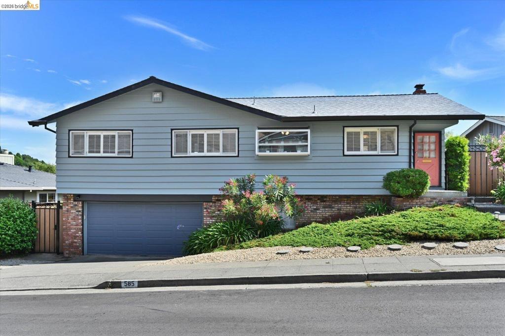 585 Crestmont DR