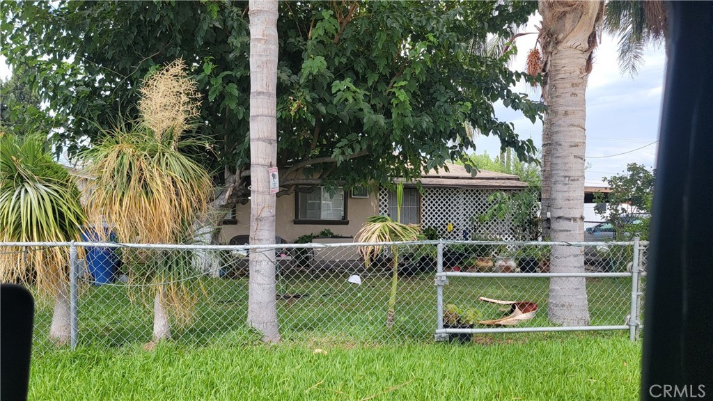 Cute and charming home, Clean and move-in ready. Nice sized closets in all bedrooms for all your storage needs. Generously sized back yard, Desirable location close to area schools, shopping, and dining. Property sold as is.