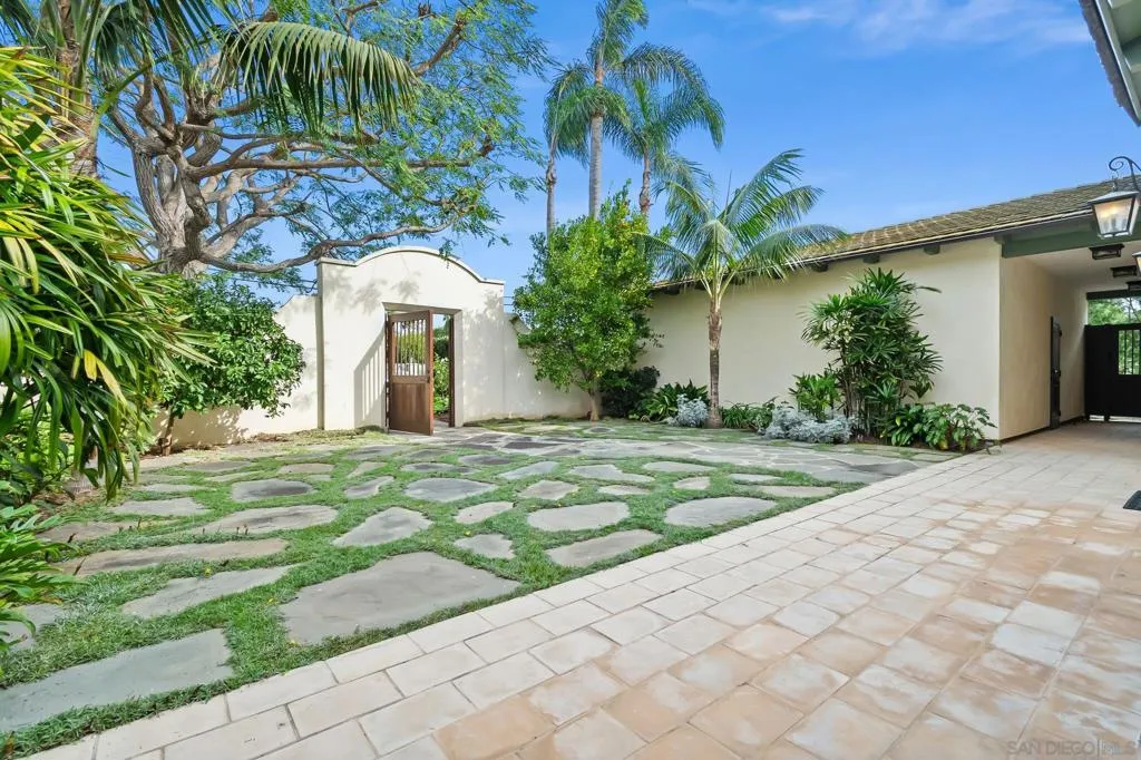 La Jolla, California 92037, United States, 6 Bedrooms Bedrooms, ,8 BathroomsBathrooms,Residential,Active,243051