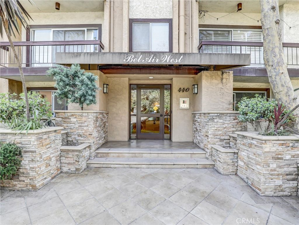 Photo of 440 Veteran Avenue #102, Los Angeles, CA 90024 (MLS # RS26069237)