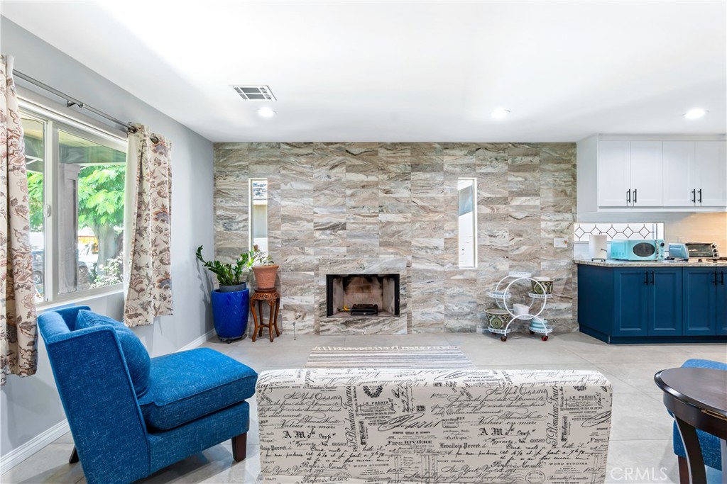 Properties 4 22201 Kittridge Street