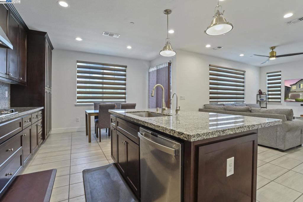 MOUNTAIN HOUSE - Residential