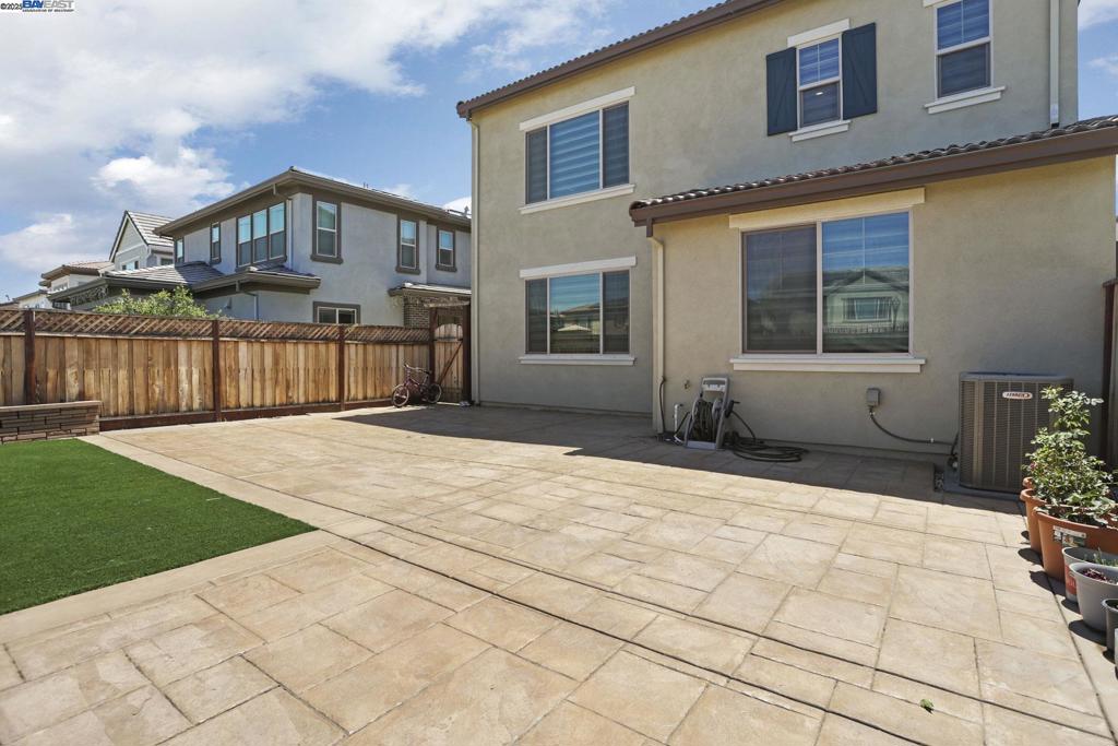 MOUNTAIN HOUSE - Residential