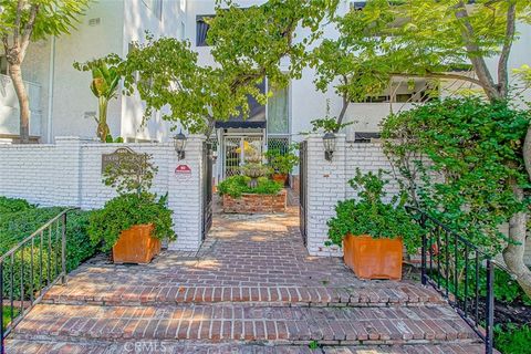 Photo of 4950 Louise Avenue #105, Encino, CA 91316 (MLS # SR25255361)