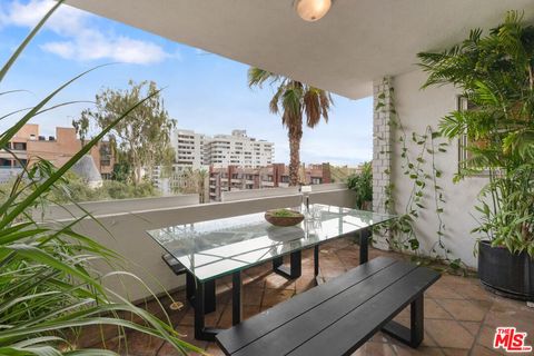 Photo of 7309 E Franklin Avenue #404, Los Angeles, CA 90046 (MLS # 25629293)