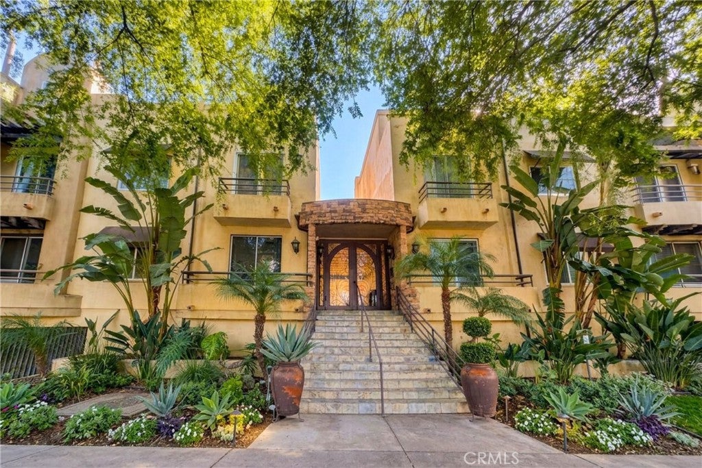 4128 Whitsett 101
