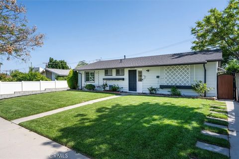 Photo of 24324 Victory Blvd, Woodland Hills, CA 91367 (MLS # PW26086018)