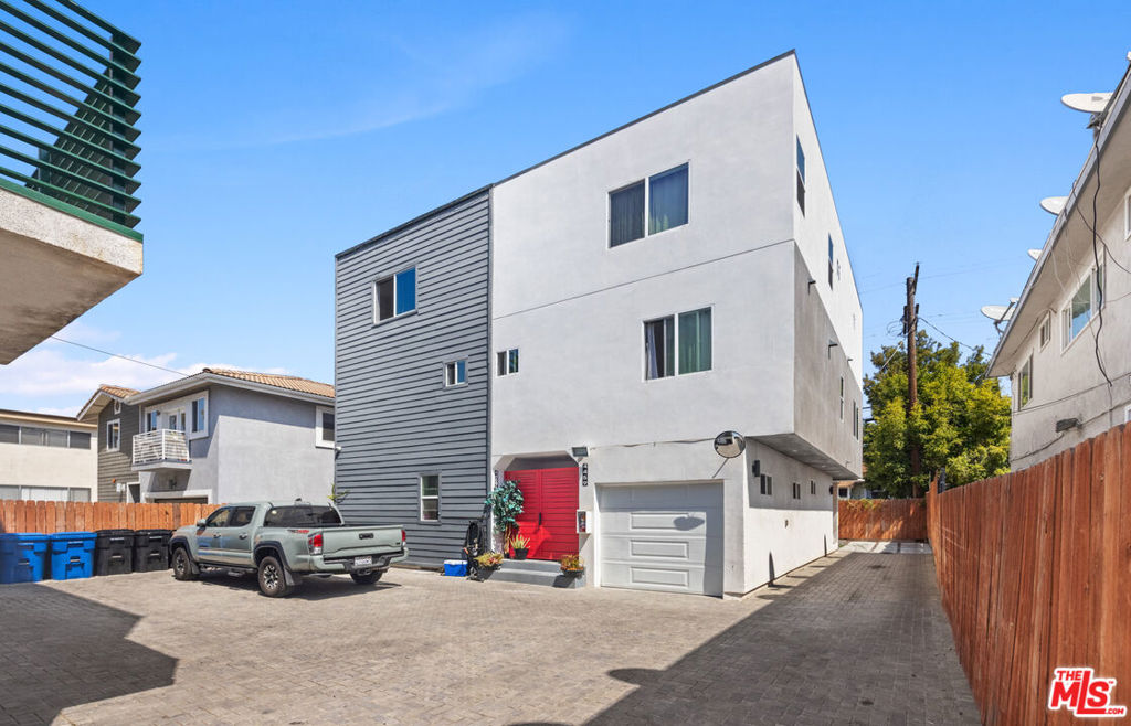 4457 Rosewood Avenue