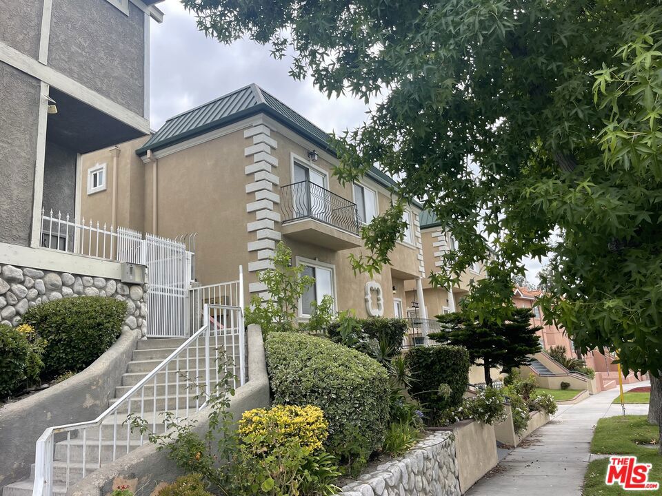 Welcome to Montrose, a convenint area to live in a spacious tri level town house with attached garage. When you come in from garage, there is a huge den you can use as office or study room. This beautiful well maintained complex is a, stylish laminated flooring with fresh paint. Open concept living room with natural light, quartz countertops kichen and bathroom, cute and charming private patio outdoor living space, perfect for morning coffee. Spacious three bed room and 2 bath room on the top floor. Just moment away from shopping, restaurant, coffee shop, bakery. Don't miss this luxurious town home with comfort location, most desirable neighborfood. La Crescenta Blue Ribon School District, John C Fremont Elementry, Rosemont Middle School, Crescenta Valley High School.