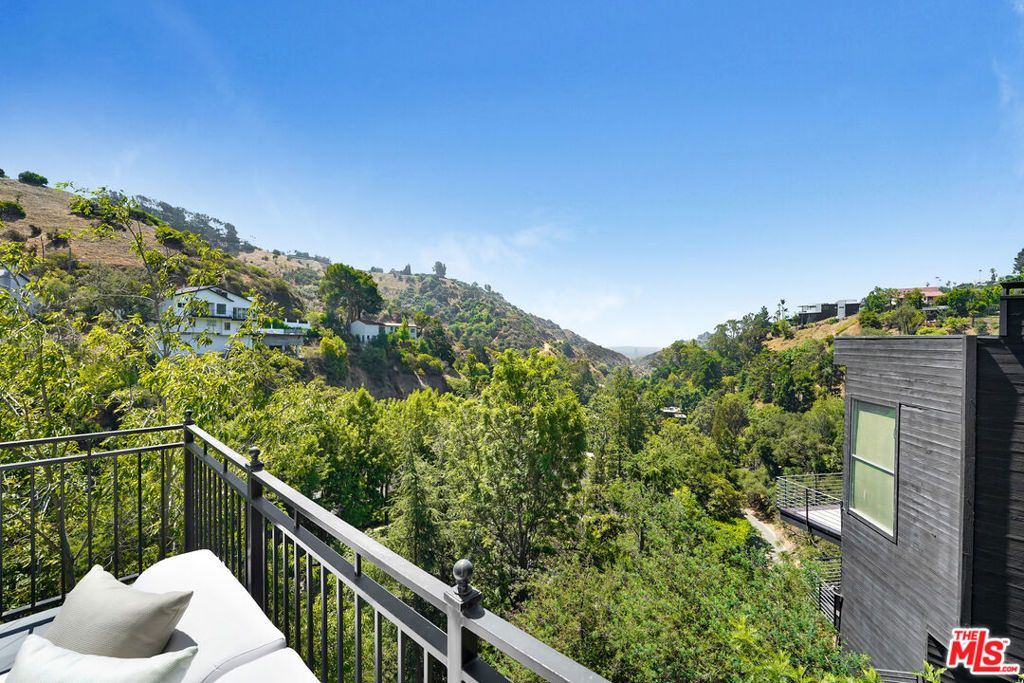 Photo of 2506 Zorada Drive, Los Angeles, CA 90046 (MLS # 25573925)