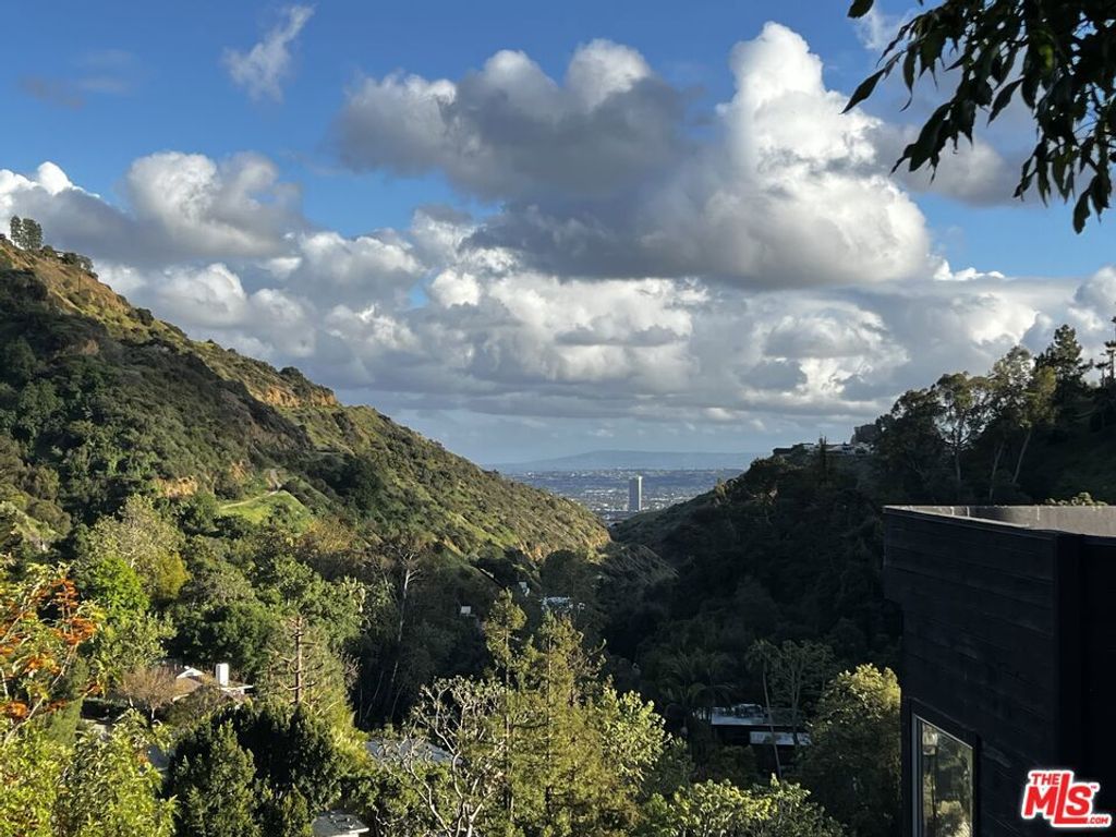 Photo of 2506 Zorada Drive, Los Angeles, CA 90046 (MLS # 25573925)