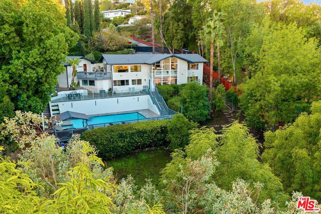 Photo of 4854 Brewster Drive, Tarzana, CA 91356 (MLS # 26663045)