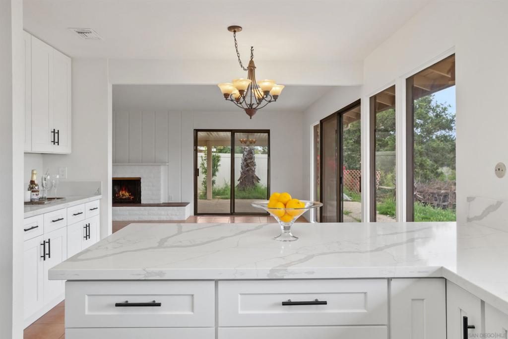 2562 Los Cerritos Ln