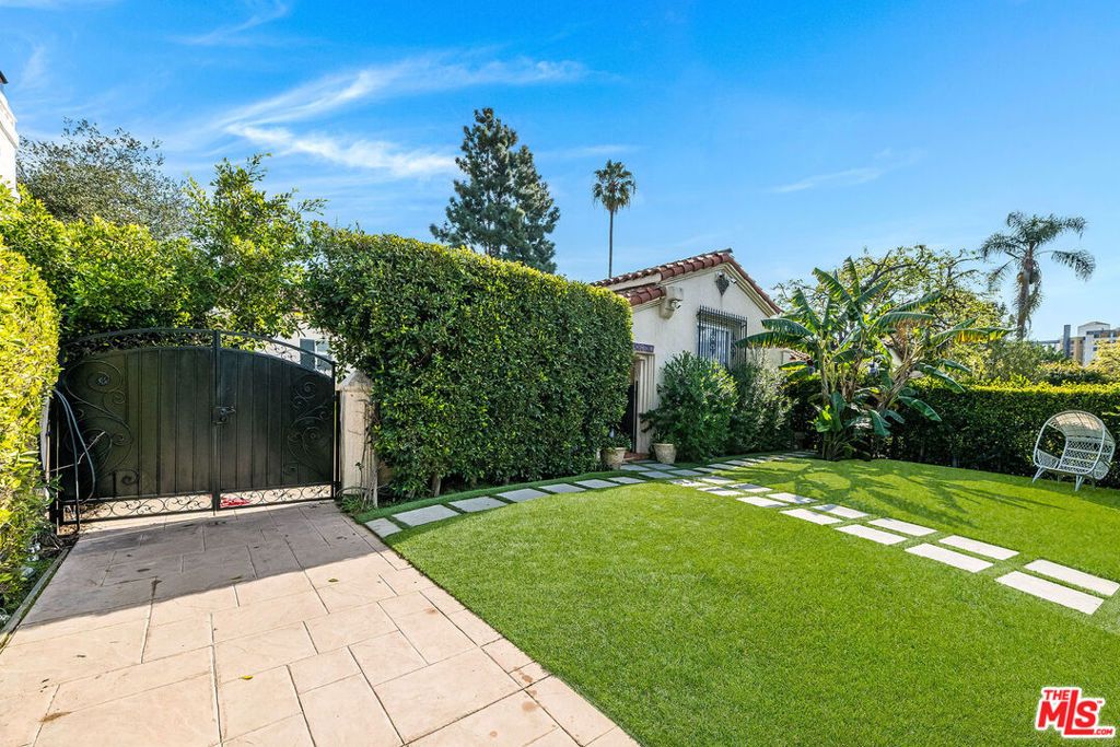 Photo of 166 S Gardner Street, Los Angeles, CA 90036 (MLS # 26649063)