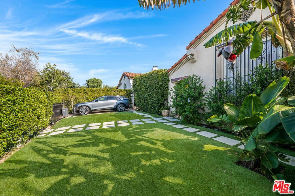 Photo of 166 S Gardner Street, Los Angeles, CA 90036 (MLS # 26649063)