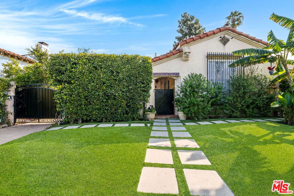 Photo of 166 S Gardner Street, Los Angeles, CA 90036 (MLS # 26649063)