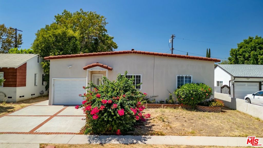 Photo of 5945 Yarmouth Avenue, Los Angeles, CA 91316 (MLS # 26931481)