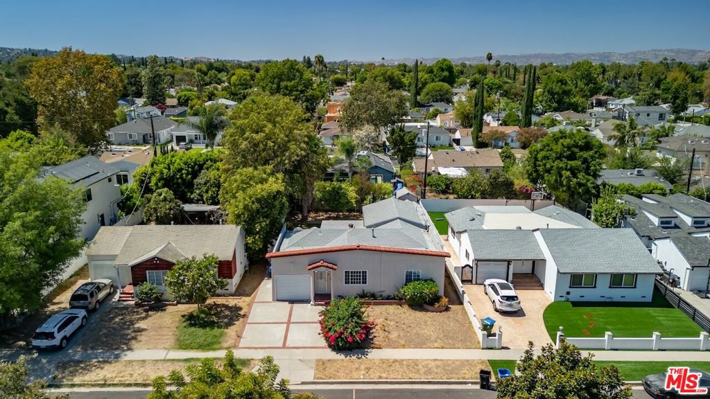 Photo of 5945 Yarmouth Avenue, Los Angeles, CA 91316 (MLS # 26931481)
