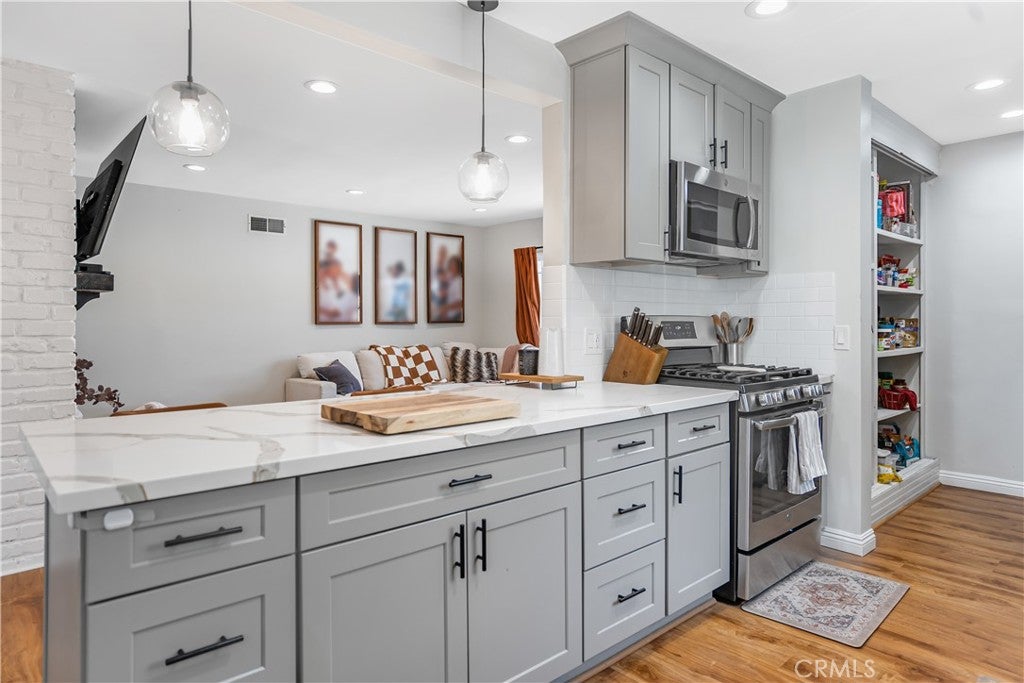 409 E Juanita