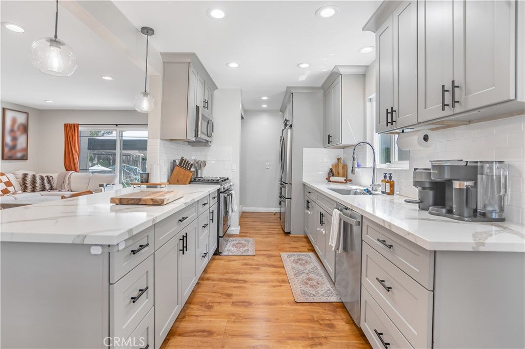 409 E Juanita