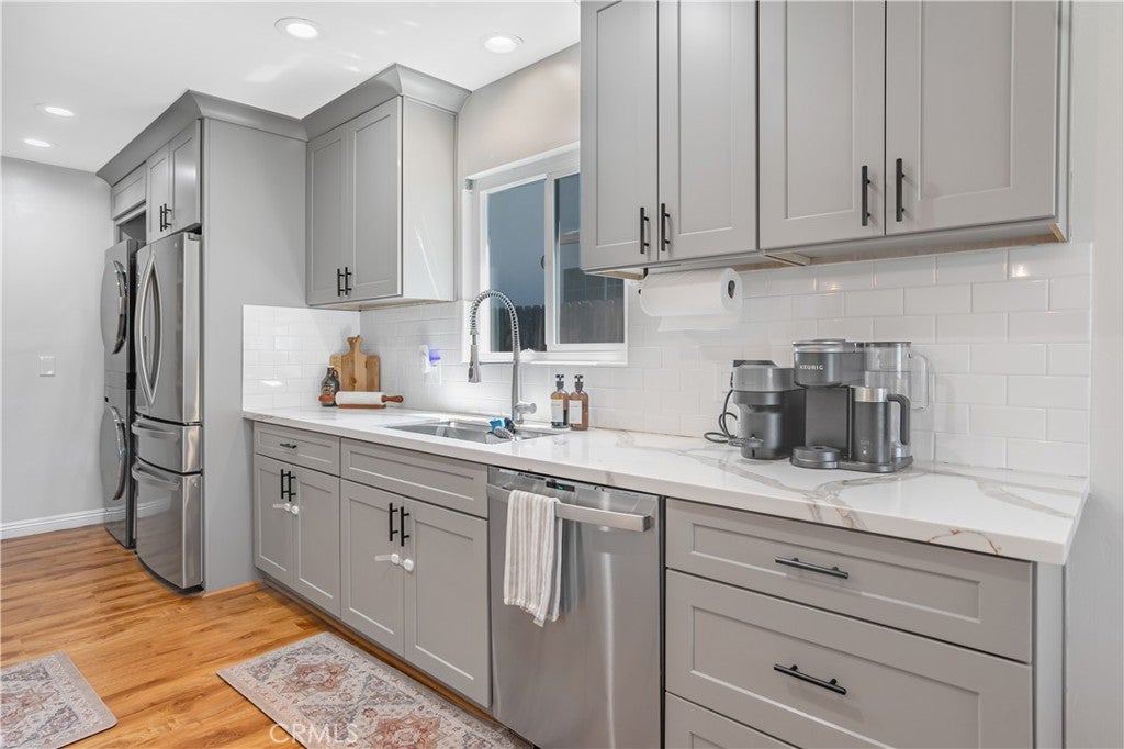 409 E Juanita