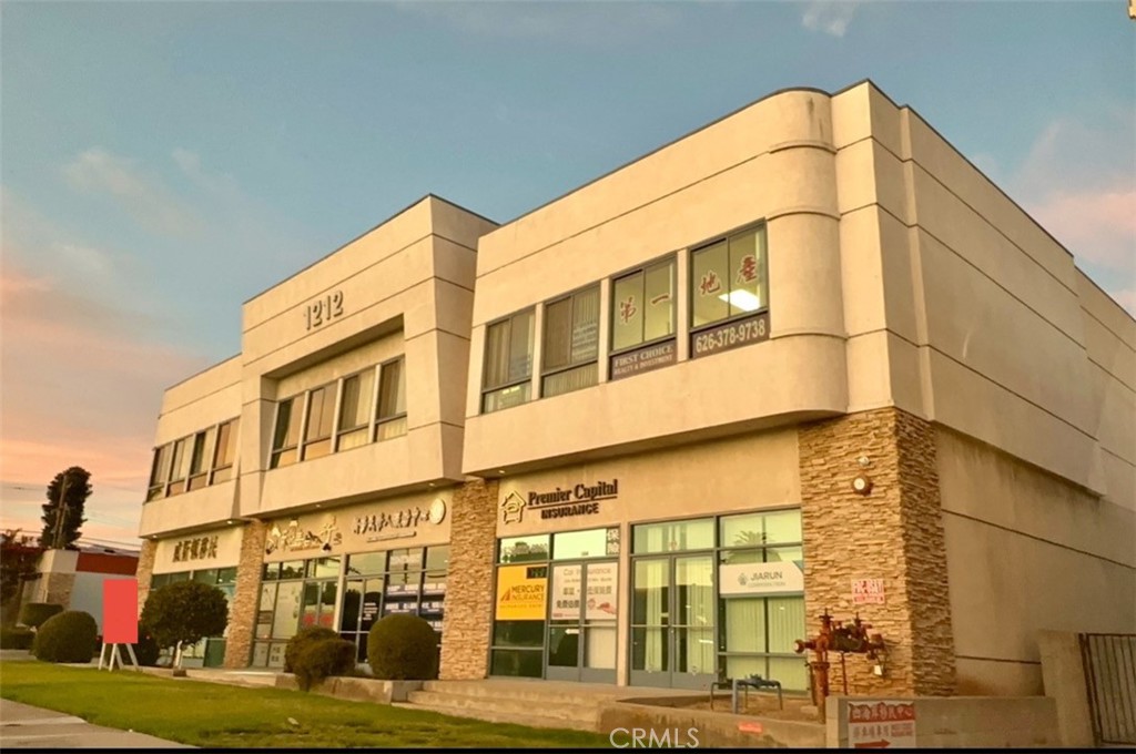 PRIME LOCATION. UNIT #202. Newer Laminate wood floor throughout. Front office and rear office open space. Bright and airy.
One individual rest room with new tile floor. THIS 2 STORY BUILDING BUILT IN 2006. FOR MIXED USE. EXISTING LEASES INCLUDING Insurance, Retail & Professionals Offices. CLOSE TO RESTAURENTS, BANKS, SUPERMARKETS, POST OFFICE. EASY FREEWAY ACCESS. MINUTES TO DOWN TOWN Los Angeles AND PASADENA.