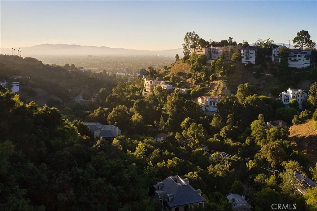 Photo of 3250 Coldwater Canyon Ave, Studio City, CA 91604 (MLS # SR26070428)