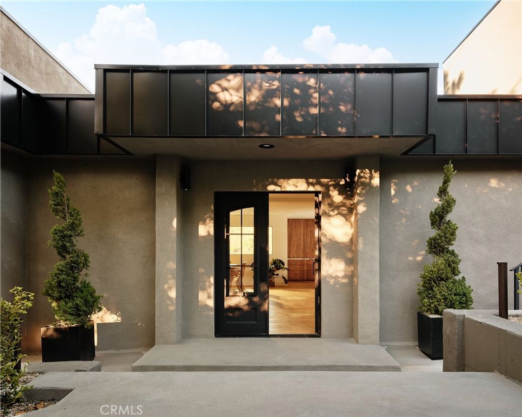 Photo of 3250 Coldwater Canyon Ave, Studio City, CA 91604 (MLS # SR26070428)